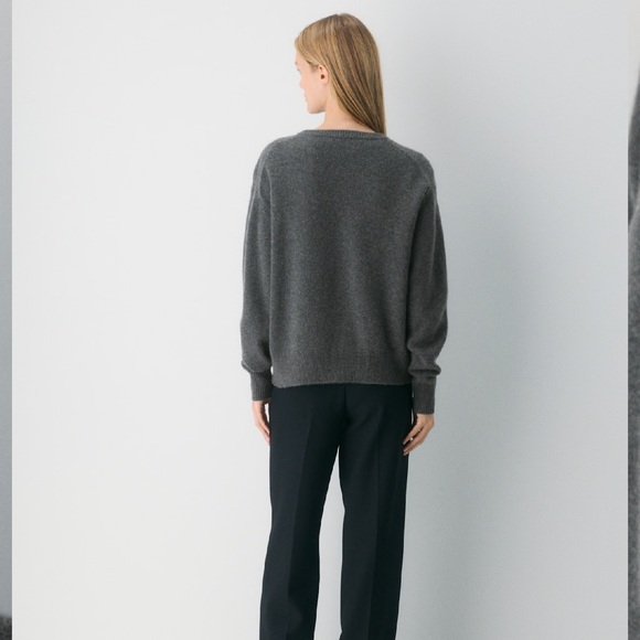 NWT Aritzia Essential Cashmere Relaxed V-neck Sweater, L - Picture 3 of 9